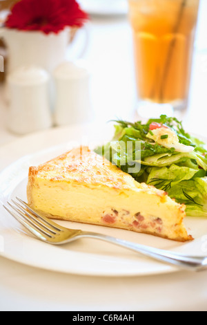 Quiche au jambon avec une salade verte et d'un plateau de glace, Stella Mare's Restaurant, Santa Barbara, Californie, États-Unis d'Amérique Banque D'Images