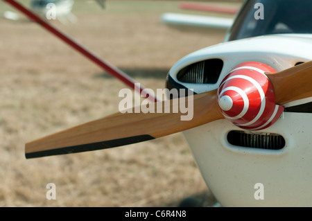 Hélice d'avion en bois. Avion blanc Banque D'Images