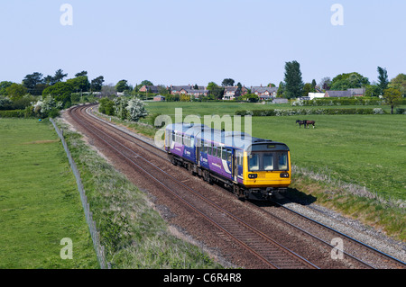 142087 chefs le 14:17 Manchester Piccadilly - Chester Northern Rail par Ashley (Cheshire) le 30/04/11. Banque D'Images