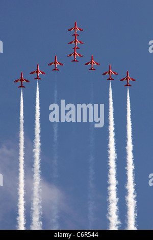 RAF [Flèches] de l'Escadron Red Hawk T1 jets Flying Swan en formation avec des traînées de vapeur [blanc] contre le ciel bleu, England, UK Banque D'Images