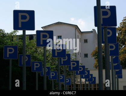 La queue de la signalisation routière de places de parking à Leipzig, en Allemagne. Banque D'Images