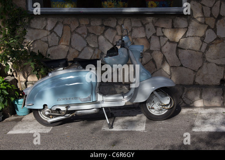 Classic Lambretta scooter garé à l'ombre à Positano, Italie Banque D'Images