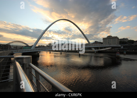 Le Gateshead Millennium Bridge prises pendant le crépuscule avec des lumières reflétées dans la rivière Tyne. Banque D'Images