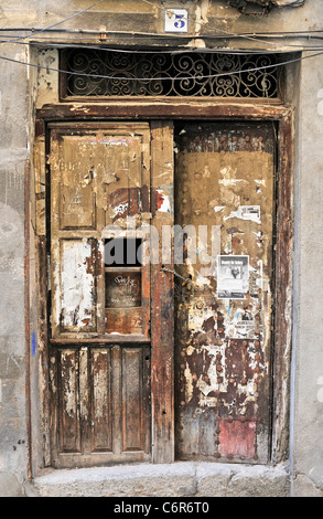 Vieille porte en bois texturé en Espagne Banque D'Images