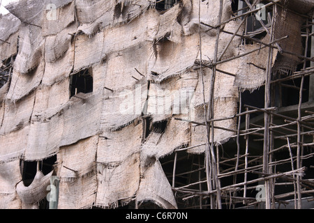 La construction d'échafaudages et écrans sur un bâtiment de plusieurs étages au centre-ville d'Awassa Banque D'Images