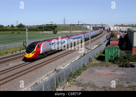 Un Pendolino Virgin chefs nord grâce à Lichfield Trent Valley sur 03-06-11 avec un Euston - service de Glasgow. Banque D'Images