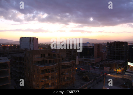 Coucher de soleil sur le centre-ville de Addis Ababa avec des bâtiments en construction dans l'avant-plan Banque D'Images