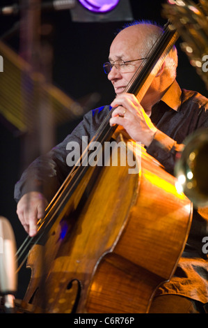 Chris Laurence le contrebassiste sur scène avec John Surman bande à Brecon Jazz Festival 2011 Banque D'Images