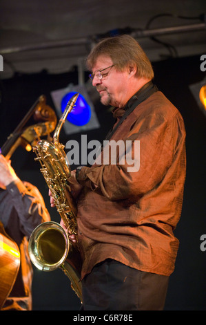 Le saxophoniste John Surman en spectacle avec son groupe au Festival de Jazz 2011 Brecon Banque D'Images