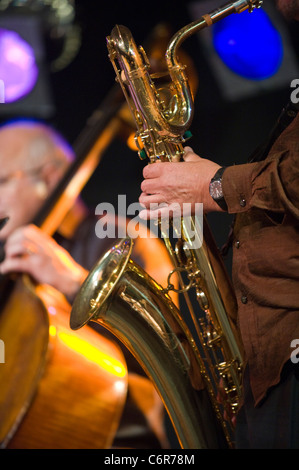 Le saxophoniste John Surman en spectacle avec son groupe au Festival de Jazz 2011 Brecon Banque D'Images