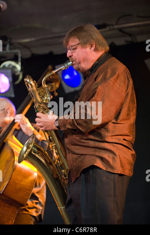 Le saxophoniste John Surman en spectacle avec son groupe au Festival de Jazz 2011 Brecon Banque D'Images