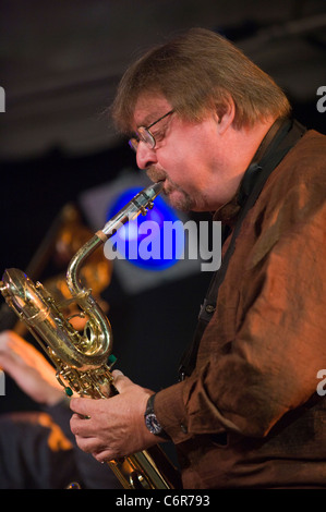 Le saxophoniste John Surman en spectacle avec son groupe au Festival de Jazz 2011 Brecon Banque D'Images