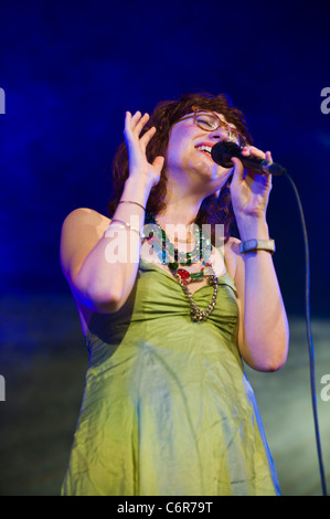 Alice Grant le chant avec le Matthew Herbert Big Band sur la scène du Festival de Jazz 2011 Brecon Banque D'Images