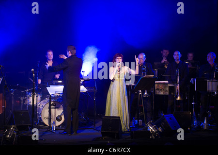 Alice Grant le chant avec le Matthew Herbert Big Band sur la scène du Festival de Jazz 2011 Brecon Banque D'Images