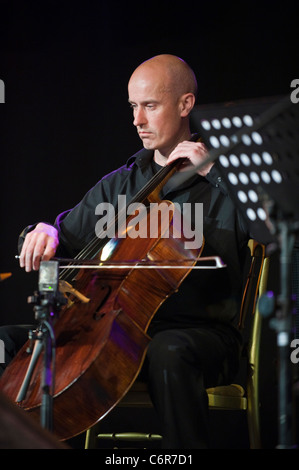 Nick Cooper cello player jouer avec John Surman bande à Brecon Jazz Festival 2011 Banque D'Images