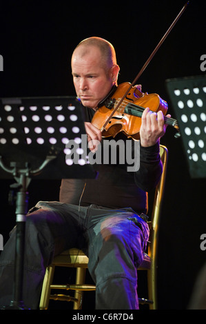 Patrick Kiernan violoniste jouant avec John Surman bande à Brecon Jazz Festival 2011 Banque D'Images