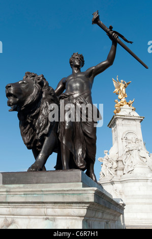 Statue au Victoria Memorial Fountain,Londres,Angleterre,UK Banque D'Images