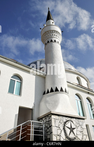 Minaret de la mosquée de nouveau en Europe Banque D'Images