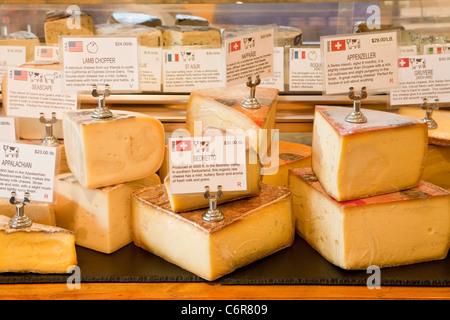 Une sélection de fromages à C'est le fromage, Santa Barbara, Californie, États-Unis d'Amérique Banque D'Images