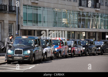 Taxi, Portland Place, Regent Street, City of westminster, Greater London, Angleterre, Royaume-Uni Banque D'Images