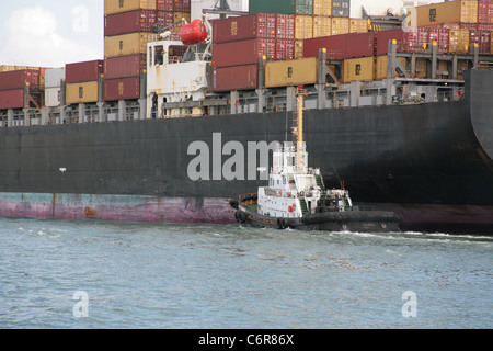 Remorqueur opérant dans le canal de Panama sur les opérations de jour. Banque D'Images