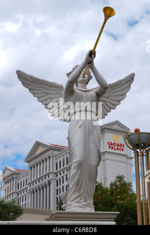 Statue Angel jouant un temple la trompette à l'avant de l'hôtel Caesars Palace, Las Vegas, Nevada, USA Banque D'Images