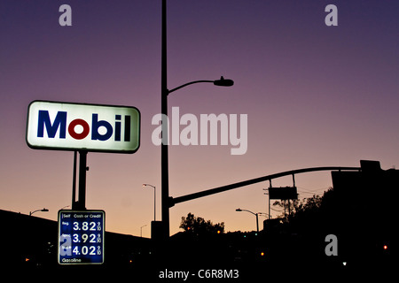 Mobil Gas Station ciel crépusculaire Banque D'Images