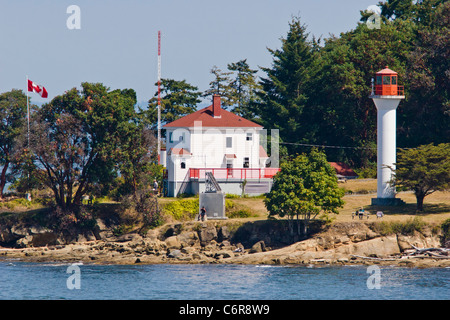 Phare Active Pass sur l'Île Mayne dans les îles du Golfe, entre Vancouver et Victoria, Colombie-Britannique, Canada. Banque D'Images