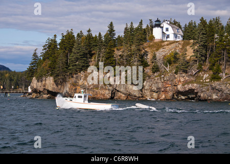 Phare de l'île Bear, sur une petite île juste au sud de Mount Desert Island, dans le Maine. Banque D'Images