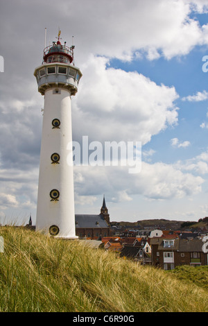 Leuchtturm à Egmond aan Zee en Hollande du Nord. Les Pays-Bas. Banque D'Images