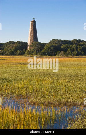 Le phare de Bald Head, ou « Old Baldy », sur l'île de Bald Head, est le plus ancien phare de Caroline du Nord, achevé en 1817. Banque D'Images