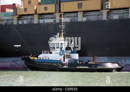 Remorqueur opérant dans le canal de Panama sur les opérations de jour. Banque D'Images