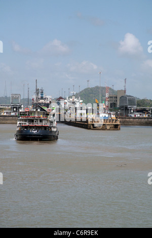 Vue sur le Canal de Panama montrant le fonctionnement normal fait dans le travail ordinaire de la voie. Banque D'Images