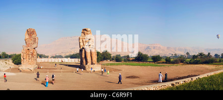 Vue panoramique sur les colosses de Memnon, deux statues d'Amenhotep III sur la rive ouest du Nil à Louxor, Egypte Banque D'Images