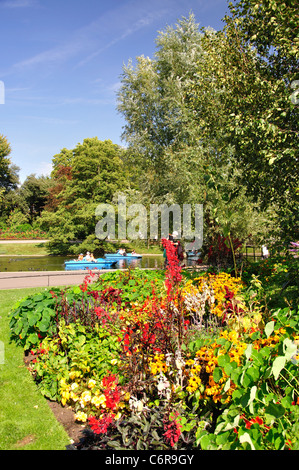 Garden by Boating Lake, Regent's Park, City of Westminster, Greater London, Angleterre, Royaume-Uni Banque D'Images