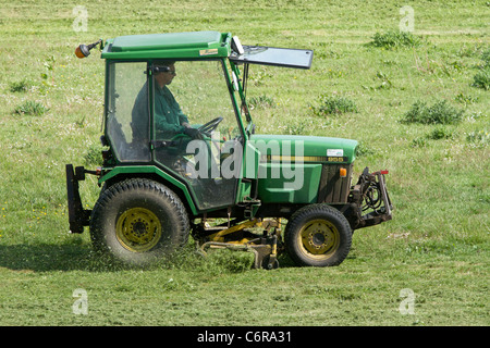 L'herbe de coupe du tracteur John Deere Banque D'Images