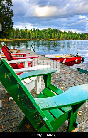 Transats à quai sur le lac des Deux Rivières dans le parc Algonquin, Ontario, Canada Banque D'Images