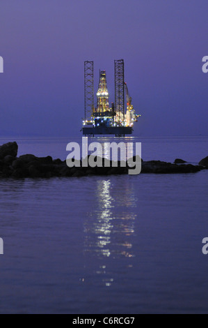 Une plate-forme élévatrice battant pavillon se trouve dans les eaux peu profondes de la mer Rouge au large des côtes de l'Egypte à Ain Sokhna. Banque D'Images