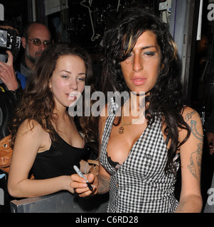 Amy Winehouse bénéficie d'une soirée au Jazz After Dark club de Soho, l'exécution d'une courte série, à boire quelques verres, laissant alors à Banque D'Images