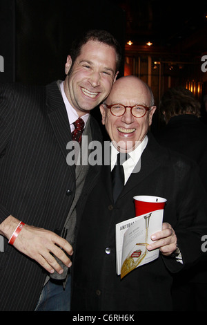 Jon Levenson et Mart Crowley participant à la 2010 Village Voice prix OBIE, honorant le meilleur de Broadway, tenue à Webster Banque D'Images