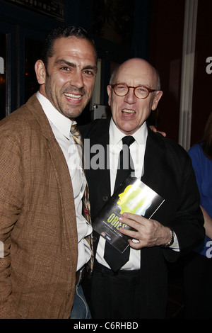 Jonathan Hammond et Mart Crowley participant à la 2010 Village Voice prix OBIE, honorant le meilleur de Broadway, tenue à Banque D'Images