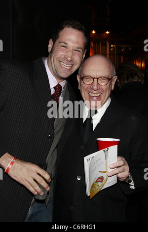 Jon Levenson et Mart Crowley participant à la 2010 Village Voice prix OBIE, honorant le meilleur de Broadway, tenue à Webster Banque D'Images