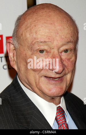 L'ancien maire de New York Ed Koch Manhattan Theatre Club's 2010 Gala du printemps tenue à Cipriani 42e Street-Arrivals. La ville de New York, USA - Banque D'Images