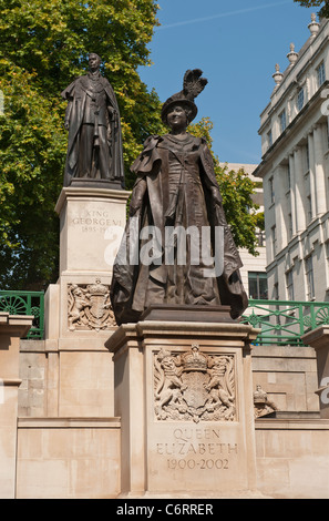 Sa Majesté la Reine Mère et George V1 statue sur le Mall, Londres, Angleterre. Reine Mère statue par le sculpteur Philip Jackson dévoilé 2009. Banque D'Images