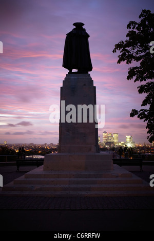 Statue de Greenwich avec la ville de Londres et de canary wharf en arrière-plan au crépuscule Banque D'Images