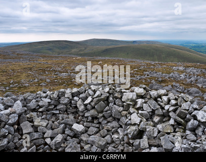 Vue ouest de Twyn-Swnd vers Moel Gornach dans la Montagne Noire domaine des Brecon Beacons Banque D'Images