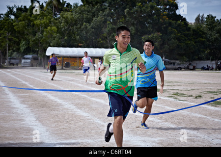 Franchir la ligne d'arrivée gagnante lors d'une journée du sport à l'école d'Asie. S. E. Asie Thaïlande Banque D'Images