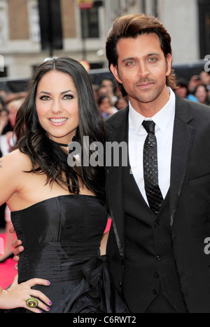 Barbara Mori et Hrithik Roshan participant à la première européenne du film "Kites" au cinéma Odeon de Londres. Banque D'Images