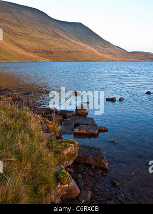 Les falaises de Fan Brycheiniog passer de l'extrémité ouest de Llyn y Fan Fawr dans la Montagne Noire domaine des Brecon Beacons Banque D'Images