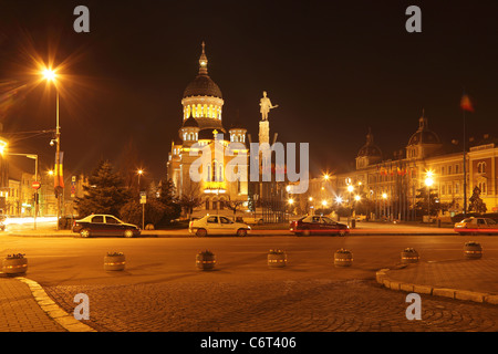 Nuit image d'Avram Iancu square à Cluj Napoca, Roumanie. Banque D'Images